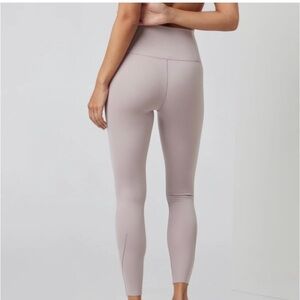 Vuori Women's Leggings in Light Gray